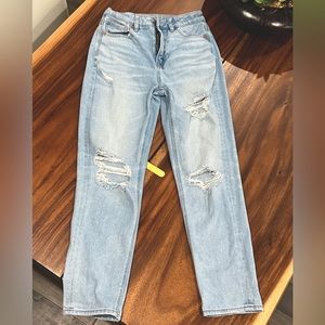 American Eagle Women’s Straight Ripped Mom Jeans Sz. 2